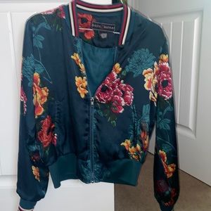 Green jacket with flowers 🥰🥰 perfect for the fall weather